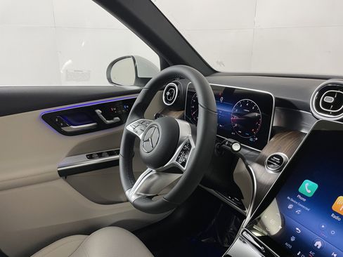 Used 2025 Mercedes-Benz GLC 300 image 10