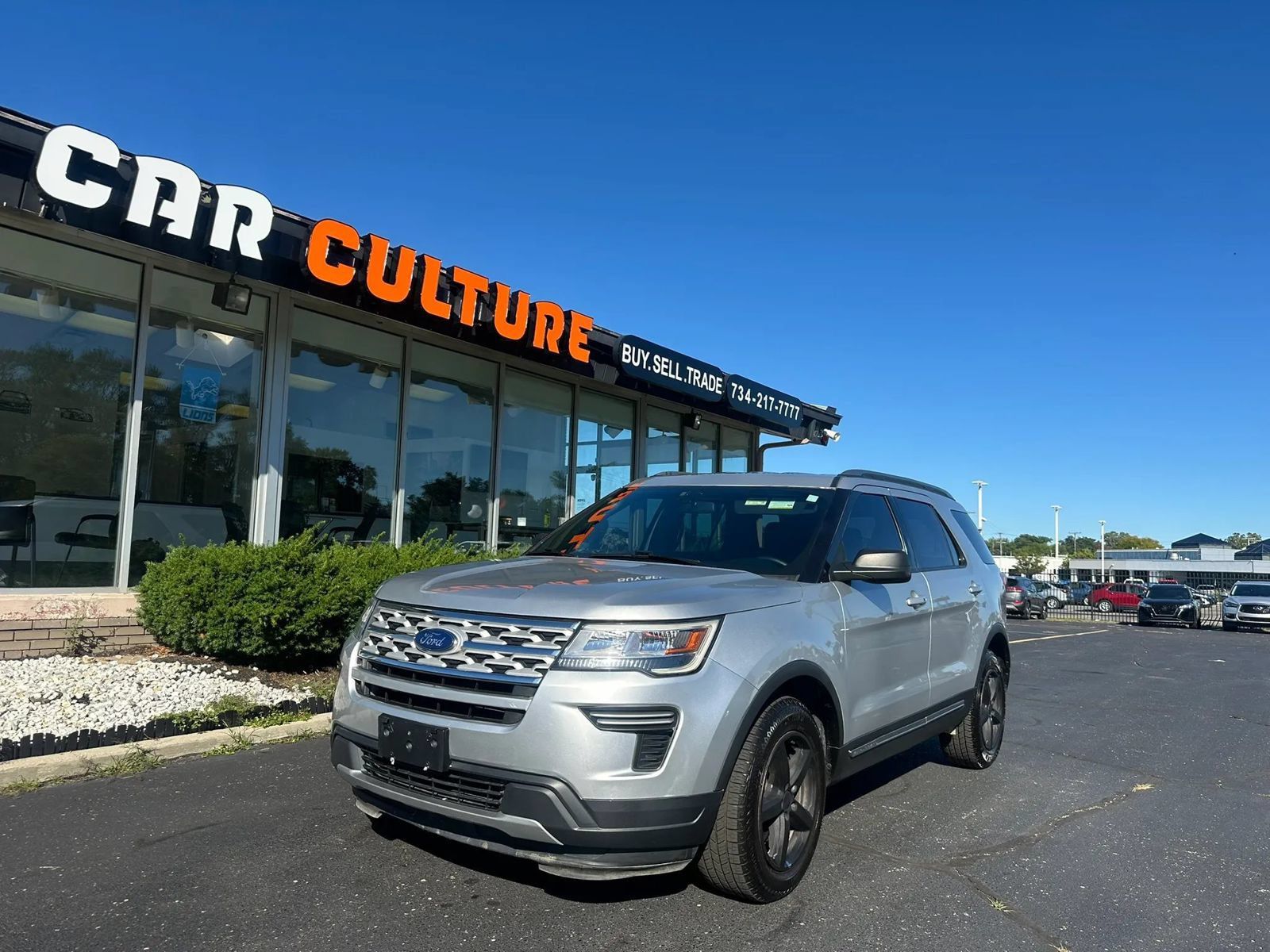 Used 2018 Ford Explorer XLT FWD image 1