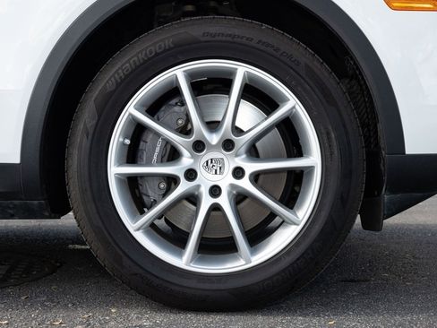 Used 2024 Porsche Cayenne image 48