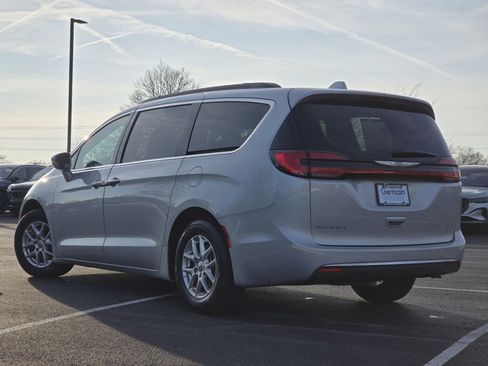 Used 2022 Chrysler Pacifica Touring-L image 14