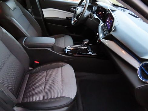 Used 2025 Chevrolet Trax LT w/ LT Convenience Package image 11