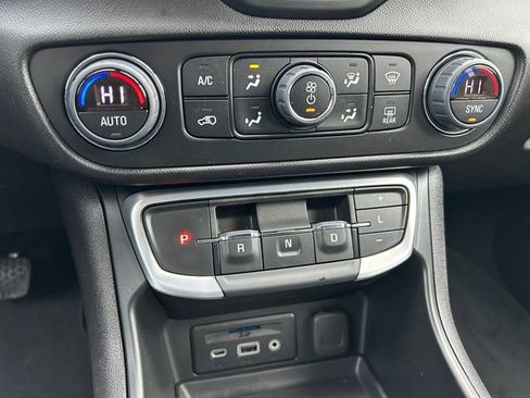 Used 2024 GMC Terrain SLT image 28