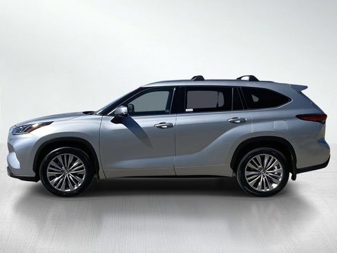 Used 2023 Toyota Highlander Platinum FWD image 2