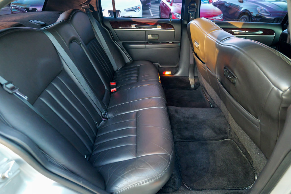 Used 2008 Lincoln Town Car Executive RWD image 34