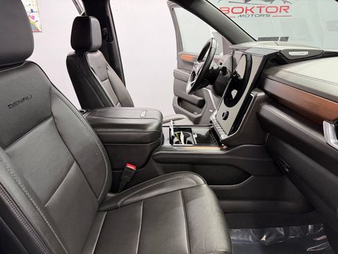 Used 2025 GMC Yukon Denali AWD/4WD image 52
