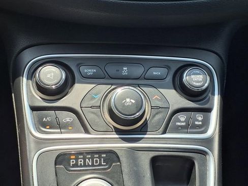 Used 2015 Chrysler 200 Limited FWD image 18