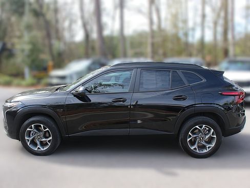 Used 2024 Chevrolet Trax LT w/ LT Convenience Package image 5