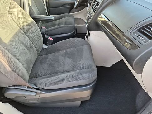 Used 2018 Dodge Grand Caravan SE w/ UConnect Hands-Free Group image 16