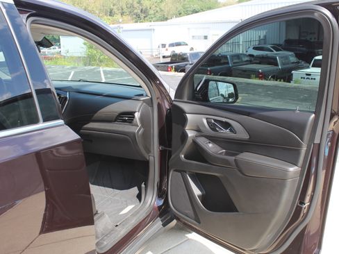 Used 2020 Chevrolet Traverse LT FWD image 28