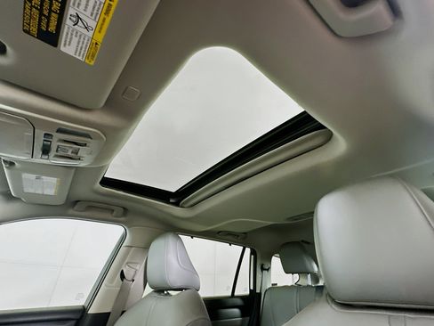 Used 2021 Toyota Highlander XLE FWD image 26