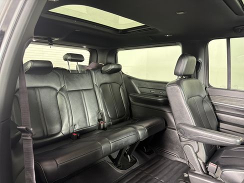 Used 2022 Jeep Wagoneer Series III w/ Premium Group I AWD/4WD image 26