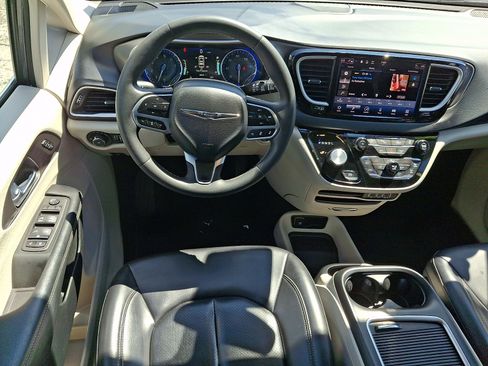 Certified 2023 Chrysler Pacifica Touring-L FWD image 13