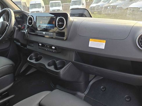 Used 2025 Mercedes-Benz Sprinter 2500 image 12