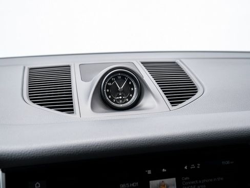 Used 2024 Porsche Macan image 16