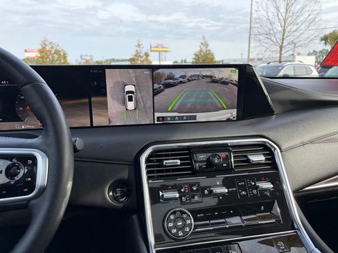 Certified 2025 Nissan Armada Platinum image 24