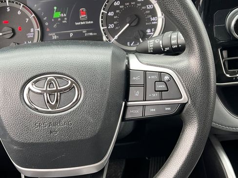 Used 2023 Toyota Highlander L image 18