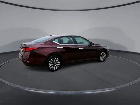 Used 2024 Nissan Altima 2.5 SV FWD image 8