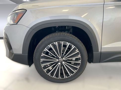 New 2026 Volkswagen Taos SE image 12