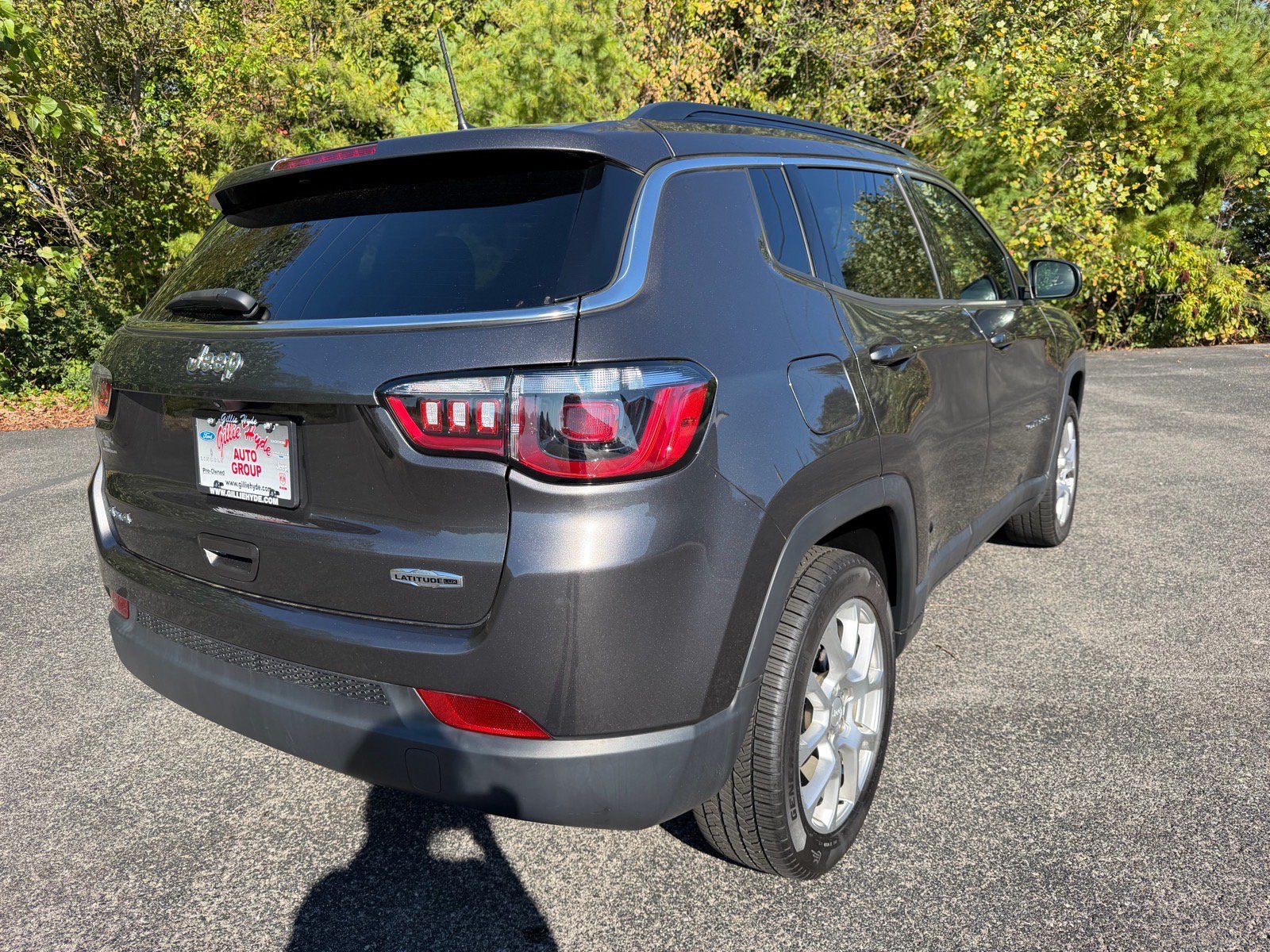 Used 2023 Jeep Compass Latitude w/ Sun and Sound Group AWD/4WD image 12