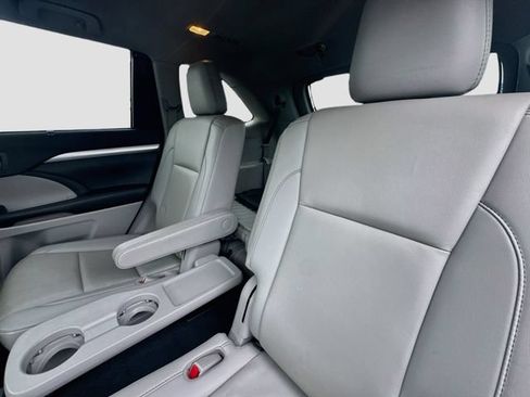 Used 2019 Toyota Highlander XLE AWD/4WD image 25
