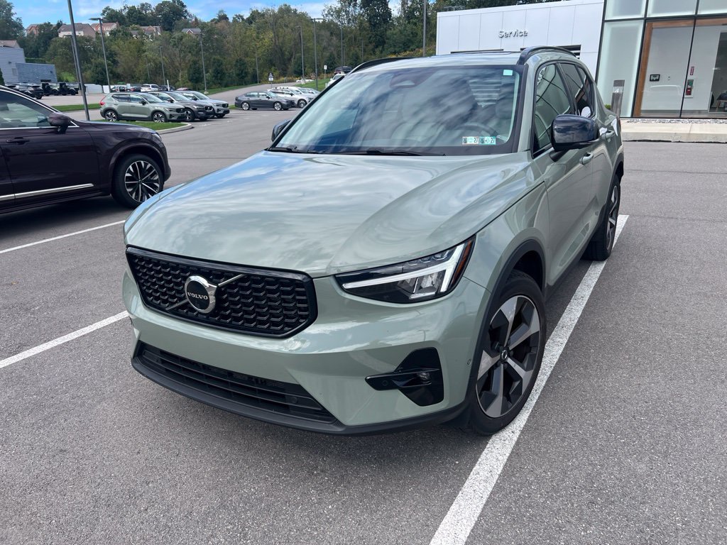 Used 2023 Volvo XC40 B5 Plus w/ Driver Assist Package AWD/4WD image 3