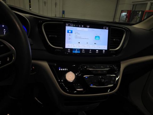 Used 2024 Chrysler Pacifica Touring-L image 21