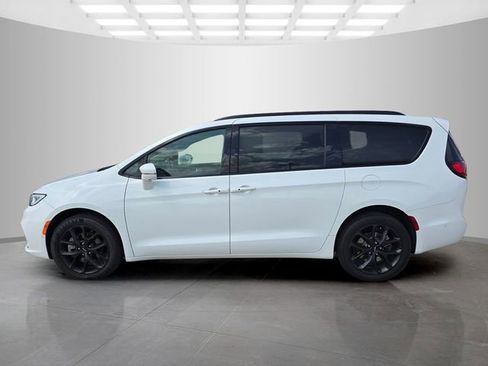 Used 2022 Chrysler Pacifica Limited w/ S Appearance Package AWD/4WD image 6