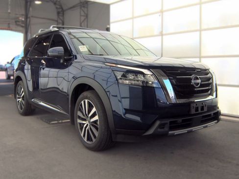 Used 2023 Nissan Pathfinder Platinum AWD/4WD image 2