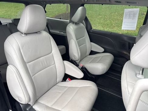 Used 2019 Toyota Sienna Limited Premium image 14