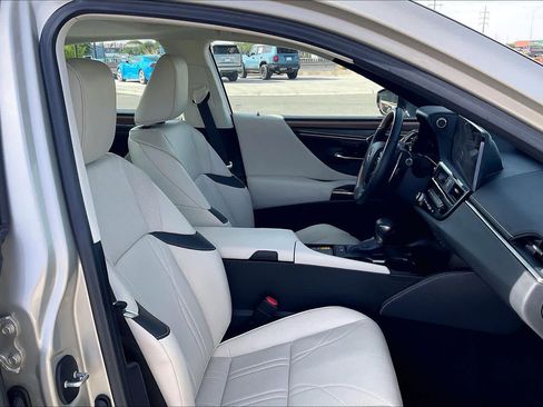 Used 2025 Lexus ES 300h w/ Accessory Package (Z2) FWD image 9