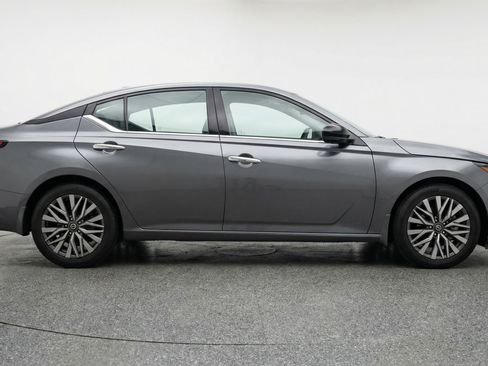 Used 2025 Nissan Altima 2.5 SV FWD image 11