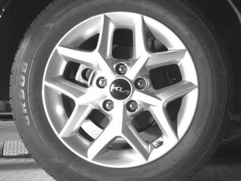 Used 2025 Kia Soul LX w/ LX Technology Package FWD image 15