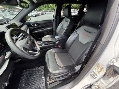 Used 2025 Jeep Compass Trailhawk AWD/4WD image 31