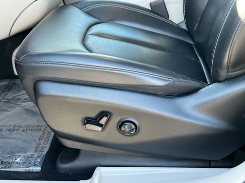 Used 2023 Chrysler Pacifica Touring-L image 28