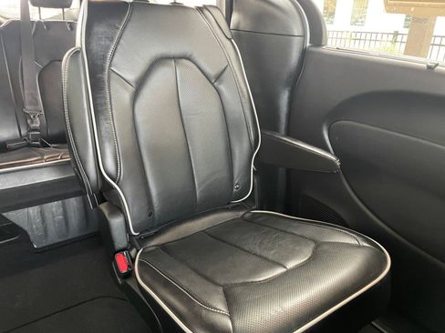 Used 2025 Chrysler Pacifica Limited image 44