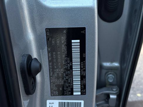 Used 2025 Toyota Highlander LE FWD image 32