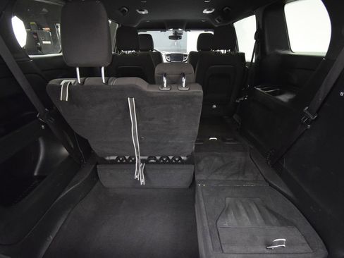 Used 2023 Chrysler Pacifica Touring FWD image 28