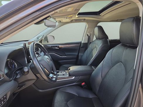 Used 2021 Toyota Highlander Limited image 14
