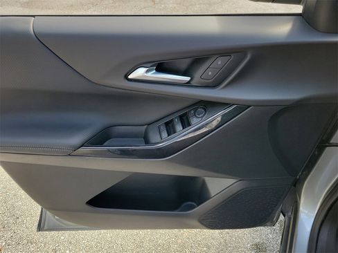 Used 2025 Chevrolet Equinox LT image 12