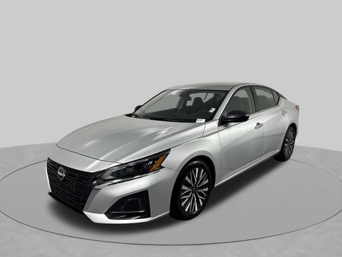 Certified 2024 Nissan Altima 2.5 SV FWD image 2