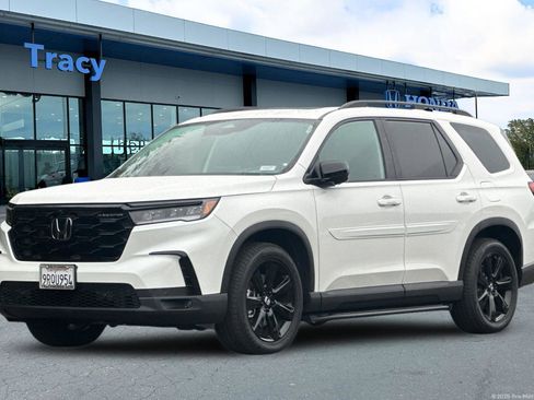 Certified 2025 Honda Pilot Black Edition image 13