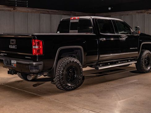 Used 2019 GMC Sierra 3500 Denali w/ Duramax Plus Package image 10