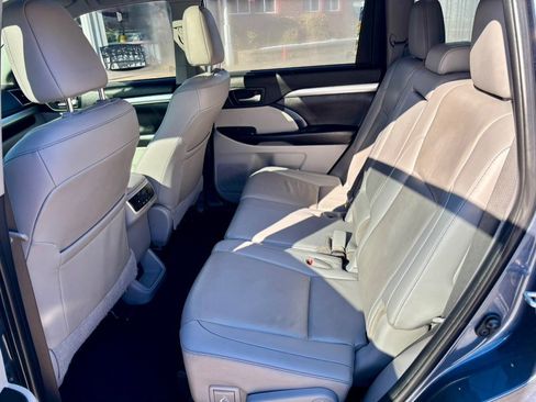 Used 2019 Toyota Highlander XLE image 14