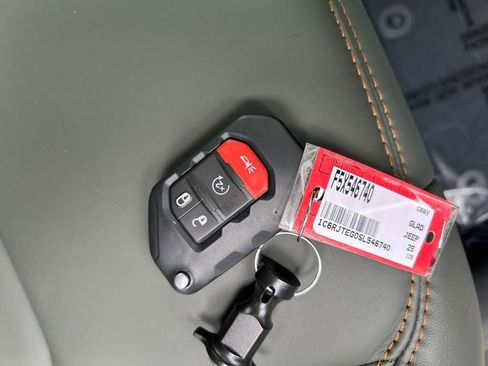 New 2025 Jeep Gladiator Mojave image 28