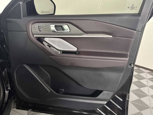 Used 2025 Ford Explorer Platinum RWD image 18