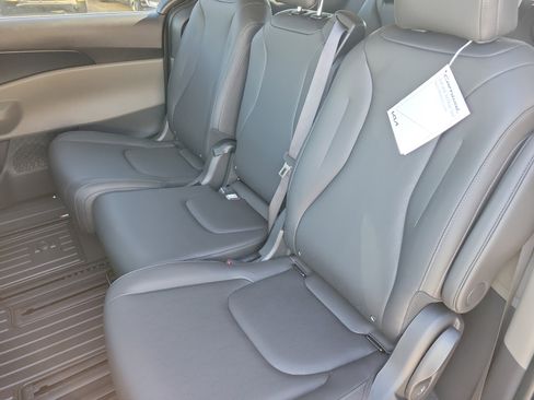 New 2026 Kia Carnival LXS image 7
