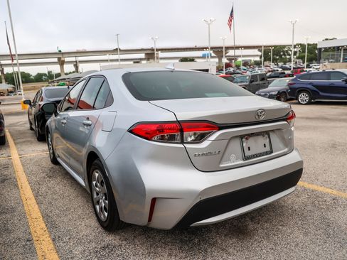 Used 2021 Toyota Corolla LE FWD image 9