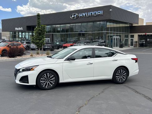 Used 2025 Nissan Altima 2.5 SV FWD image 1