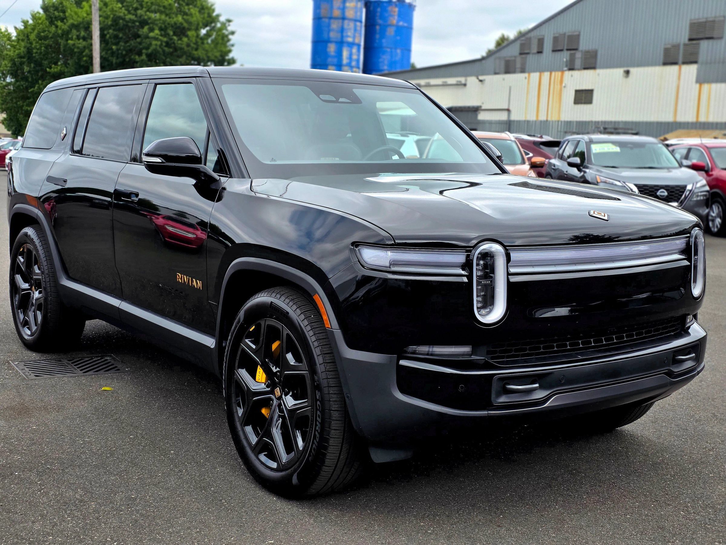 Used 2025 Rivian R1S Premium Dual AWD/4WD image 1