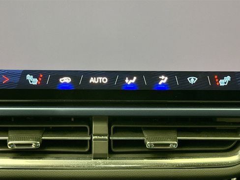 Used 2024 Chevrolet Equinox EV LT image 21